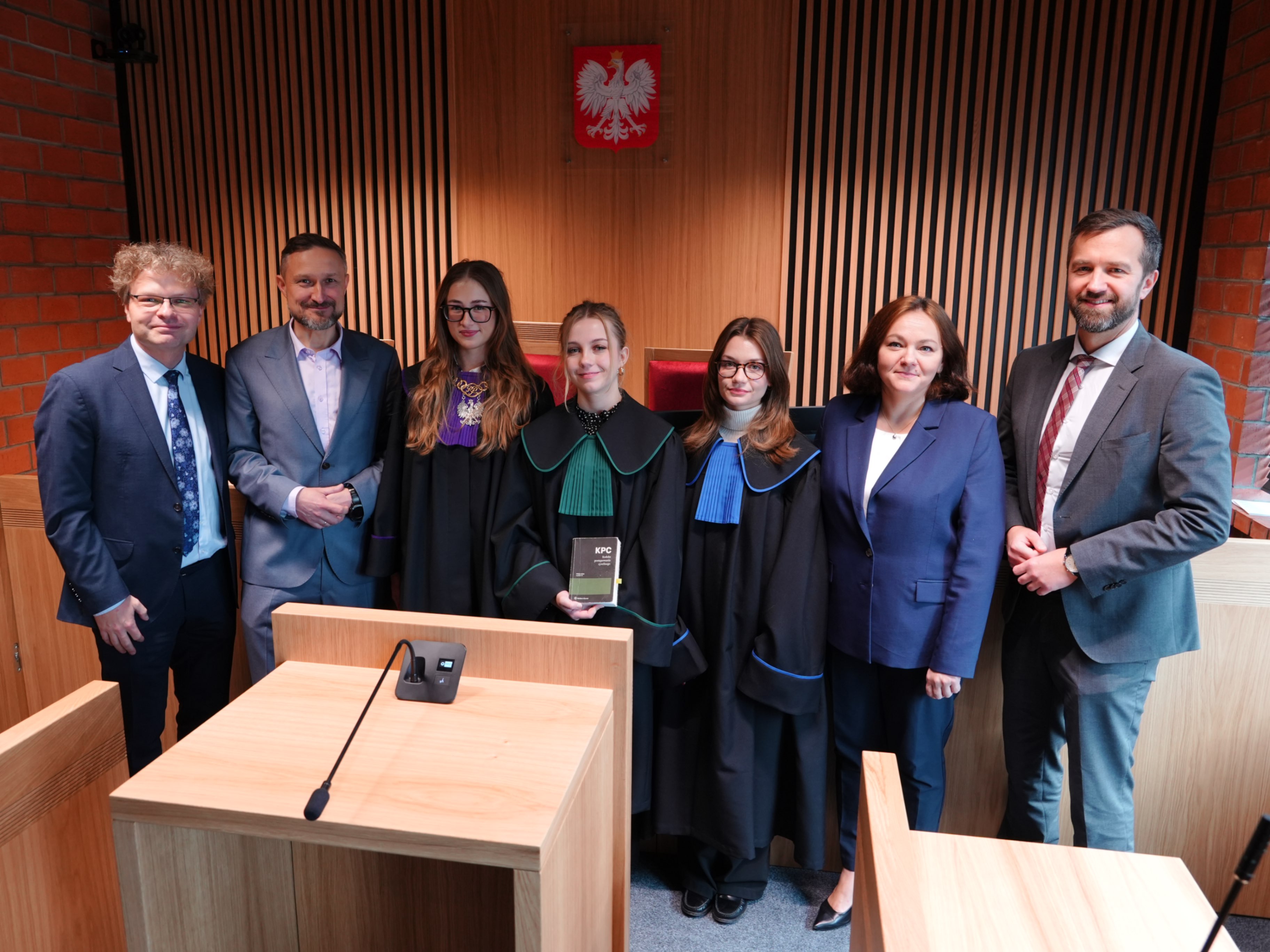 Przedstawiciele Klubu Absolwenta na otwarciu sali sądowej WPiA UW